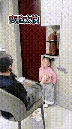 这孩子太搞笑了，两副面孔！姐姐坐在椅子上，用脚顶住妹妹，妹妹老老实实地站在门边