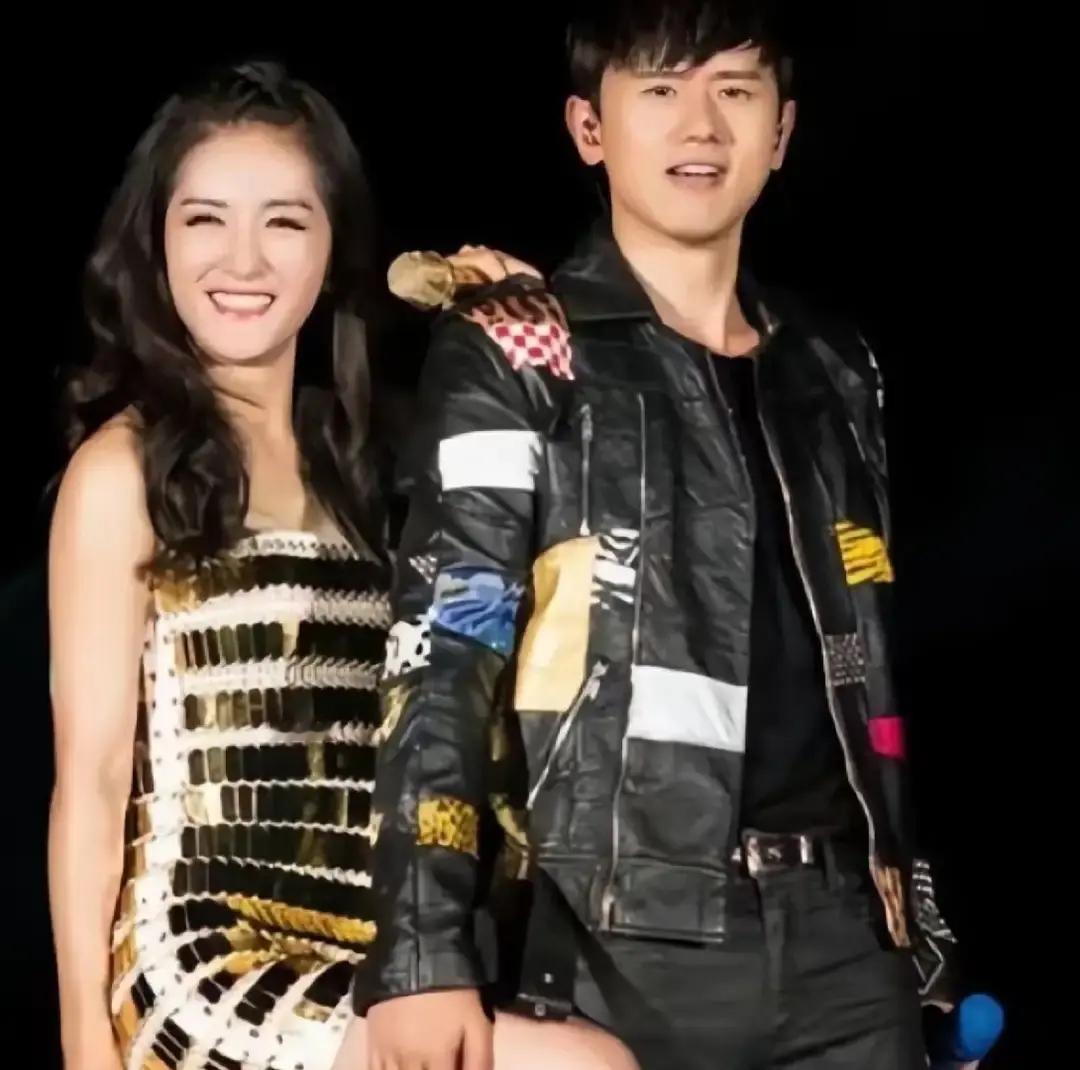 张杰澳门跨年唱到一半，把谢娜喊上台，两人合唱还回忆恋爱史，现场十五分钟的夫妻档。