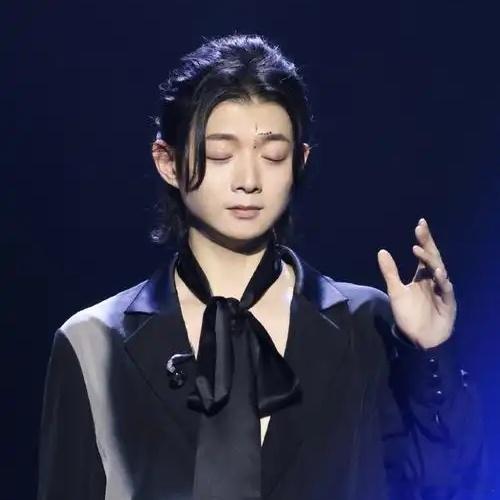霍尊与陈露的撕扯中，首当其冲的便是其父亲火风离婚又结婚的诟病：有什么样的爹，便