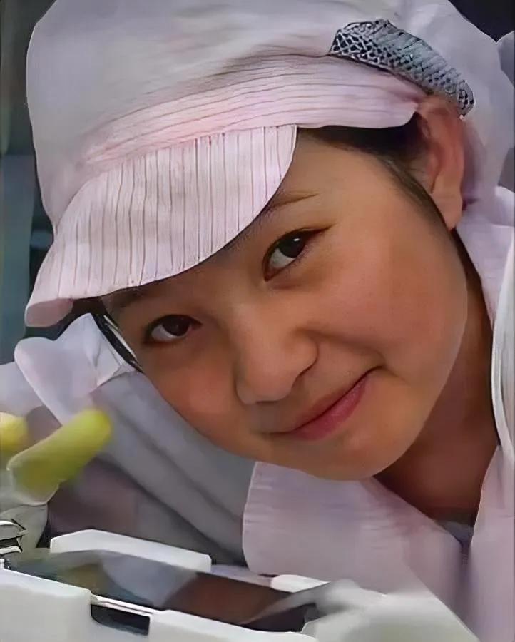 还记得富士康拍照的贵州妹吗？2008年她差点闯大祸要是搁现在……当年