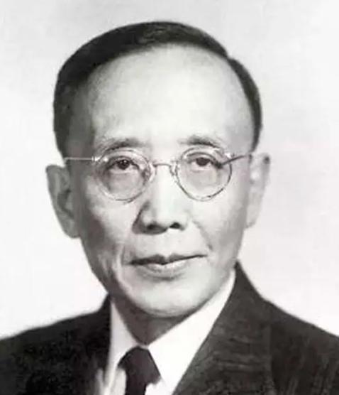 1912年洞房之夜，郭沫若见发妻太丑，拒绝同房。就在他转身要走时，发妻拉住他苦苦