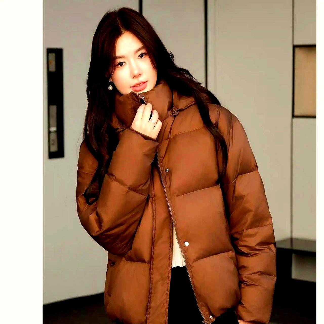 羽绒服不是奢侈品，是抗寒工具。看吊牌三行字：绒子含量、蓬松度、充绒量，比看