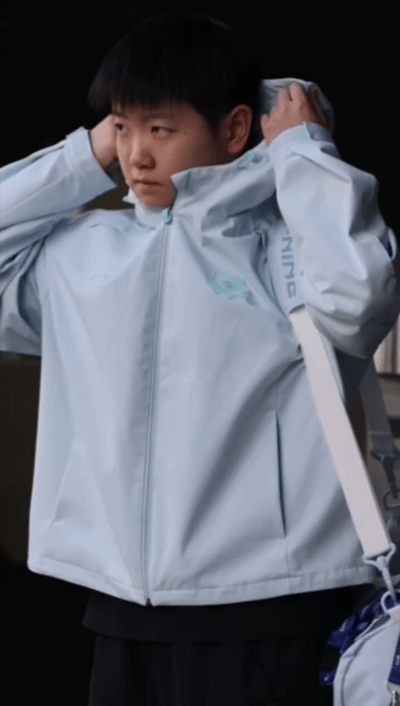 4.29日，莎莎上训了，小脸绷着，倒时差确实很辛苦。伦敦还是有点冷，大迪和莎