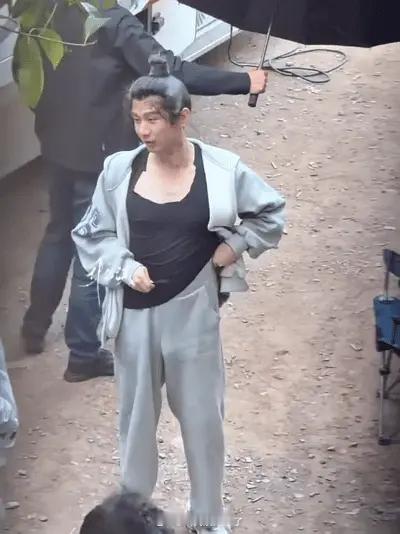 成毅的这个路透图怎么回事？？角度问题吗？怎么看起来胖了不少