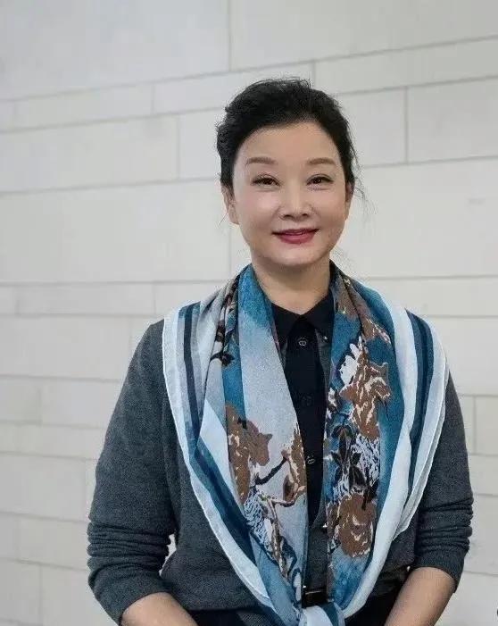 不愧是春晚女神，即使都58岁了，还是那么气质优雅，高贵大气。难得看见她穿奢侈品，
