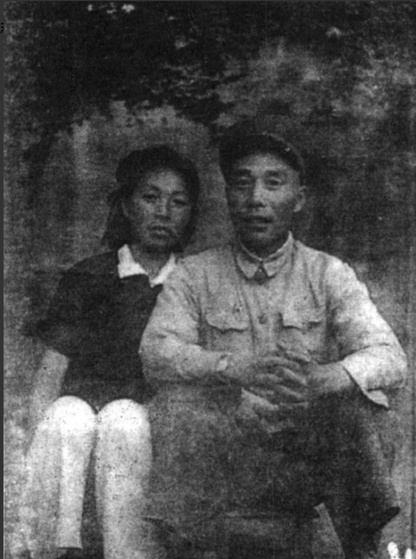 1944年，延安抗大。22岁的魏逸玲接过一封信，拆开一看，脸色骤变。信上字写得很