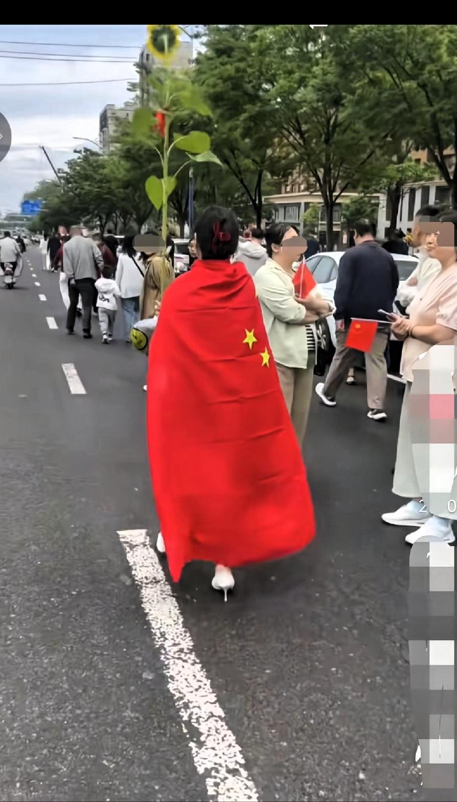 家长作，学生累！孩子高考，家长披国旗人是啥意思？不懂。穿马面裙拿向日葵还是有