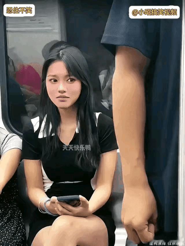 这个女孩长得很漂亮，脸上的表情也非常的丰富，看得出来，这是个非常腼腆的女孩，一个