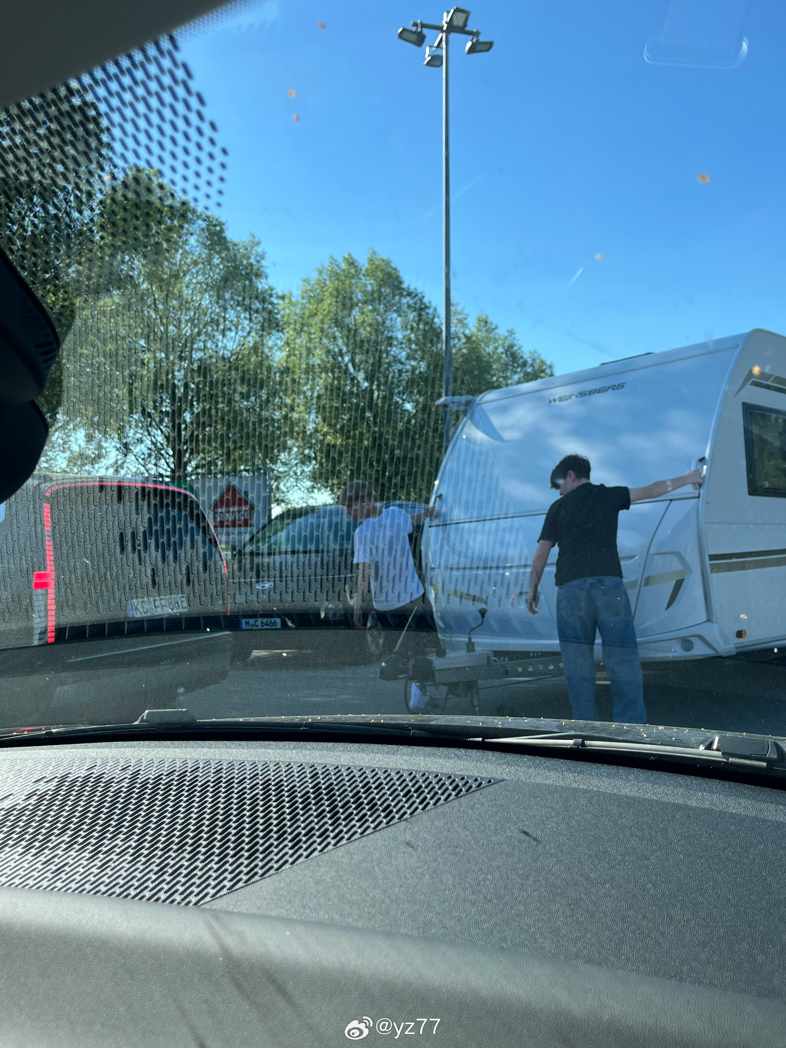 开电车拖房车属于是自虐，每次充电都要装卸房车，这玩意没3个人推不动