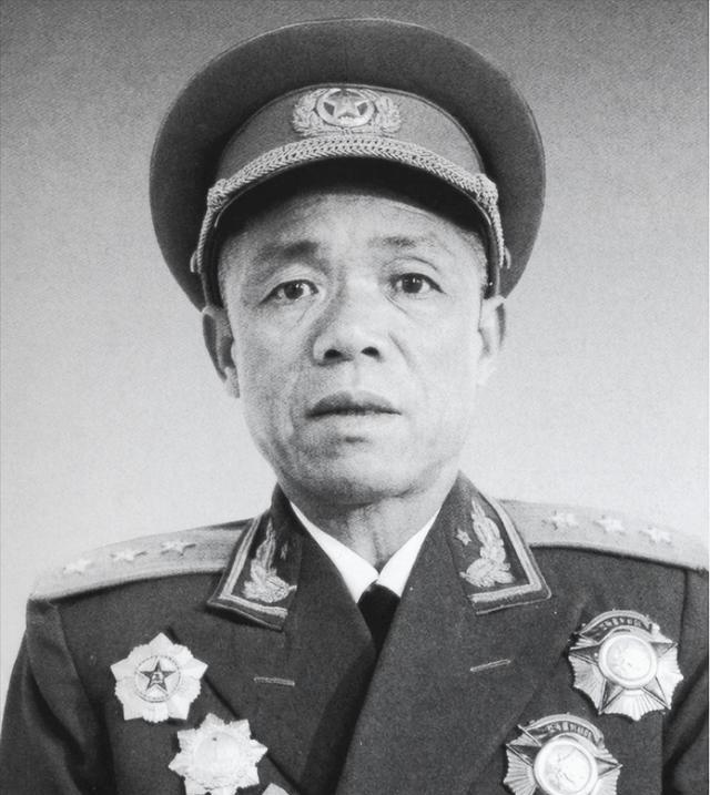 1955年授衔时，毛主席看到韩先楚居然在中将名单里，觉得不妥。毛主席：别忘了他在