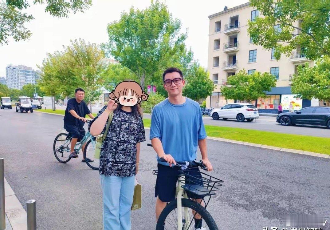 郑恺苗苗阿那亚骑自行车出行，苗苗穿人字拖也很美，郑恺打网球很有活力哦！​​​