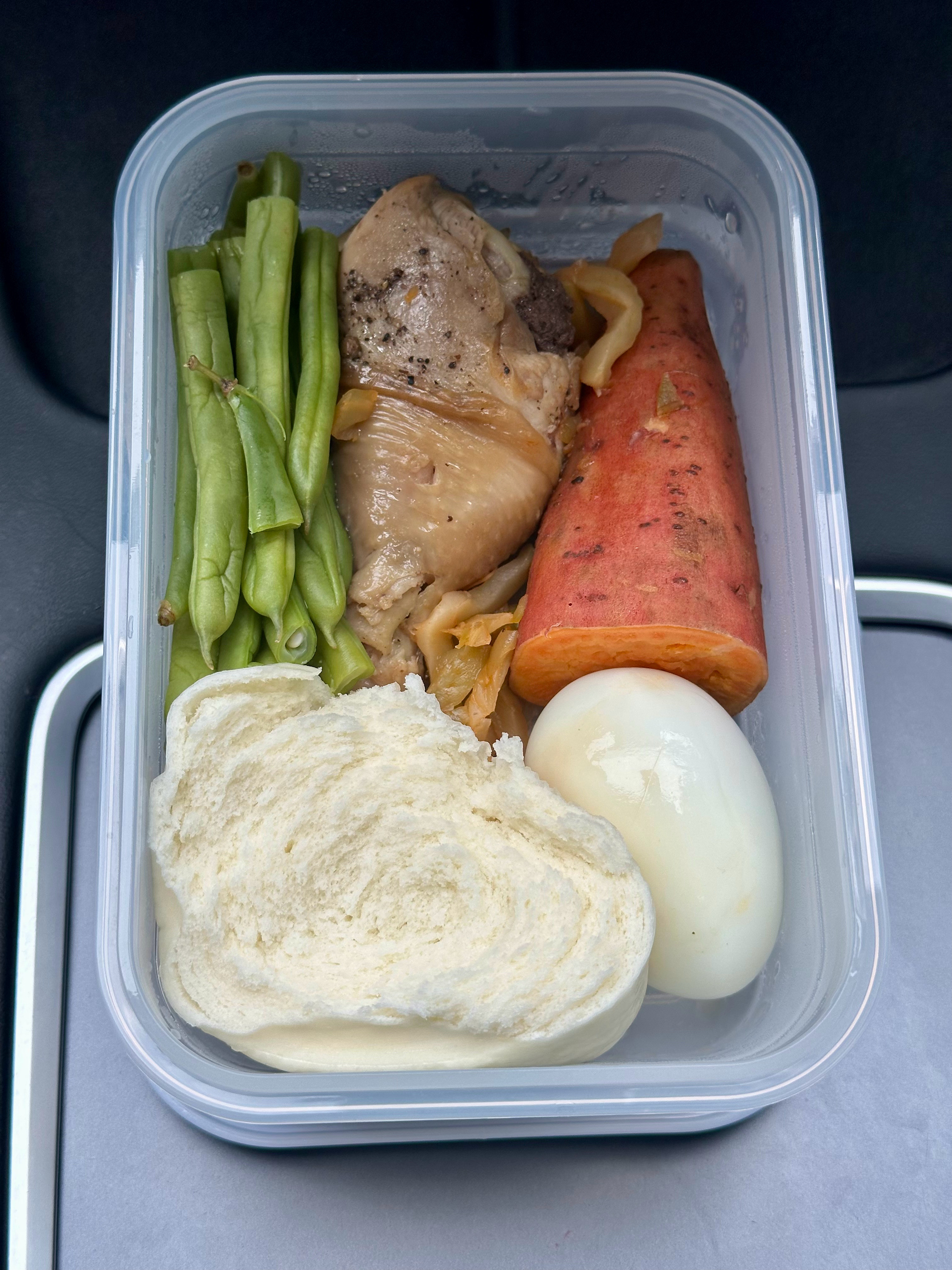 出差自带盒饭，蒸鸡腿嫩滑多汁。​​​
