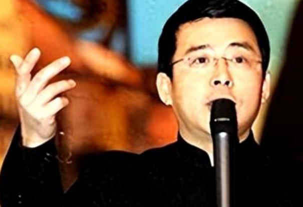 “中国就该向全世界鞠躬道歉，给全世界添麻烦了！”2020年，央视主持人阿丘发了一