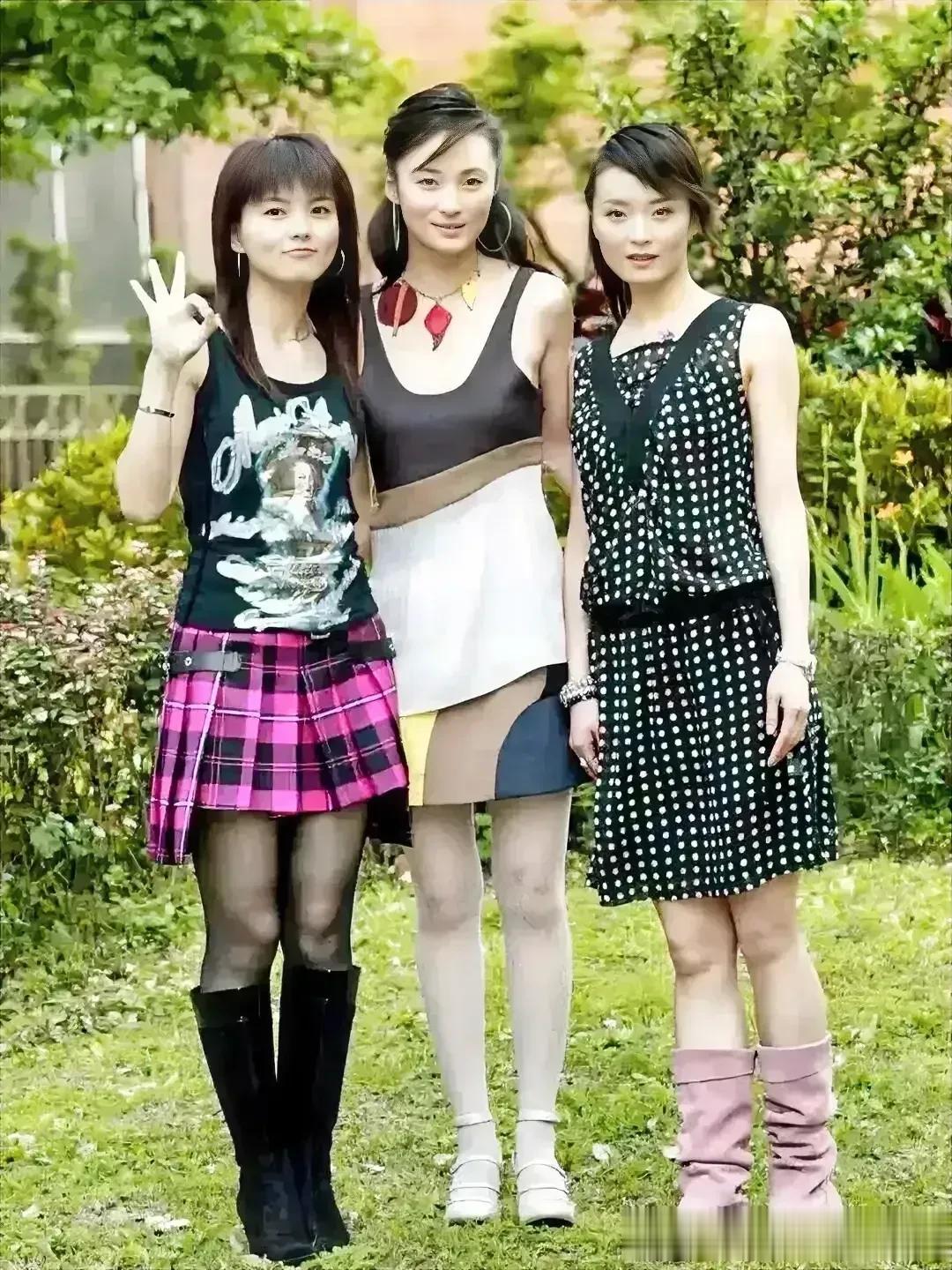 左边李湘，右边王艳，中间蒋勤勤；其实王艳变化不大，一直都特别漂亮！李湘那时候真