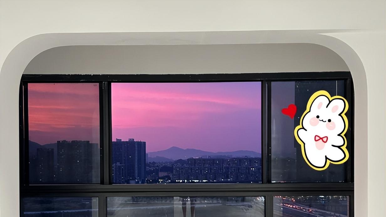 老公坚决打通阳台客厅,入住一个月后,邻居都纷纷来访学习!
