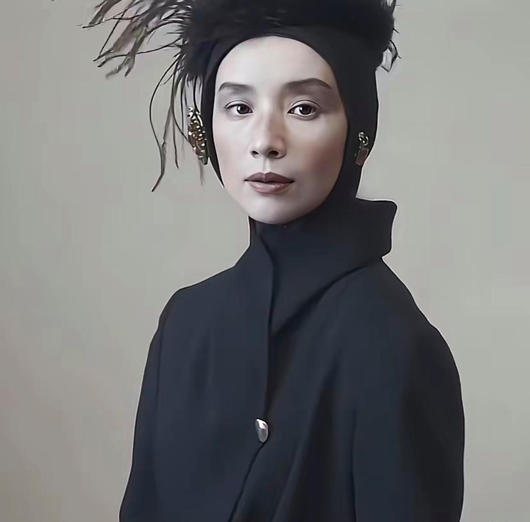 董洁为某杂志拍的这组时尚大片，我确实有点欣赏不来。尤其是第一张，看起来怪怪的，感