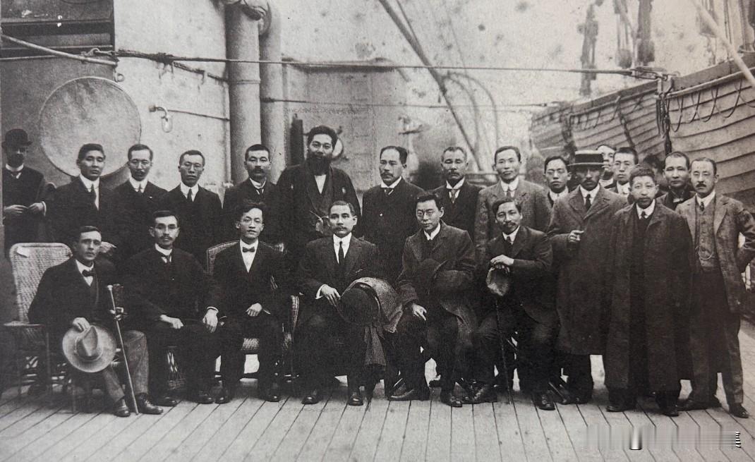 1911年12月21日，孙中山在返国途中抵达香港，在船上与友人合影留念。这张照片