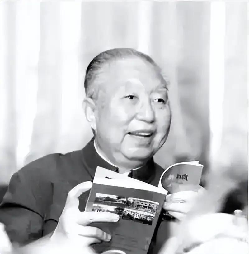 1974年，华国锋去参加女儿的家长会，老师问他，您贵姓，做什么工作的。对于老师的