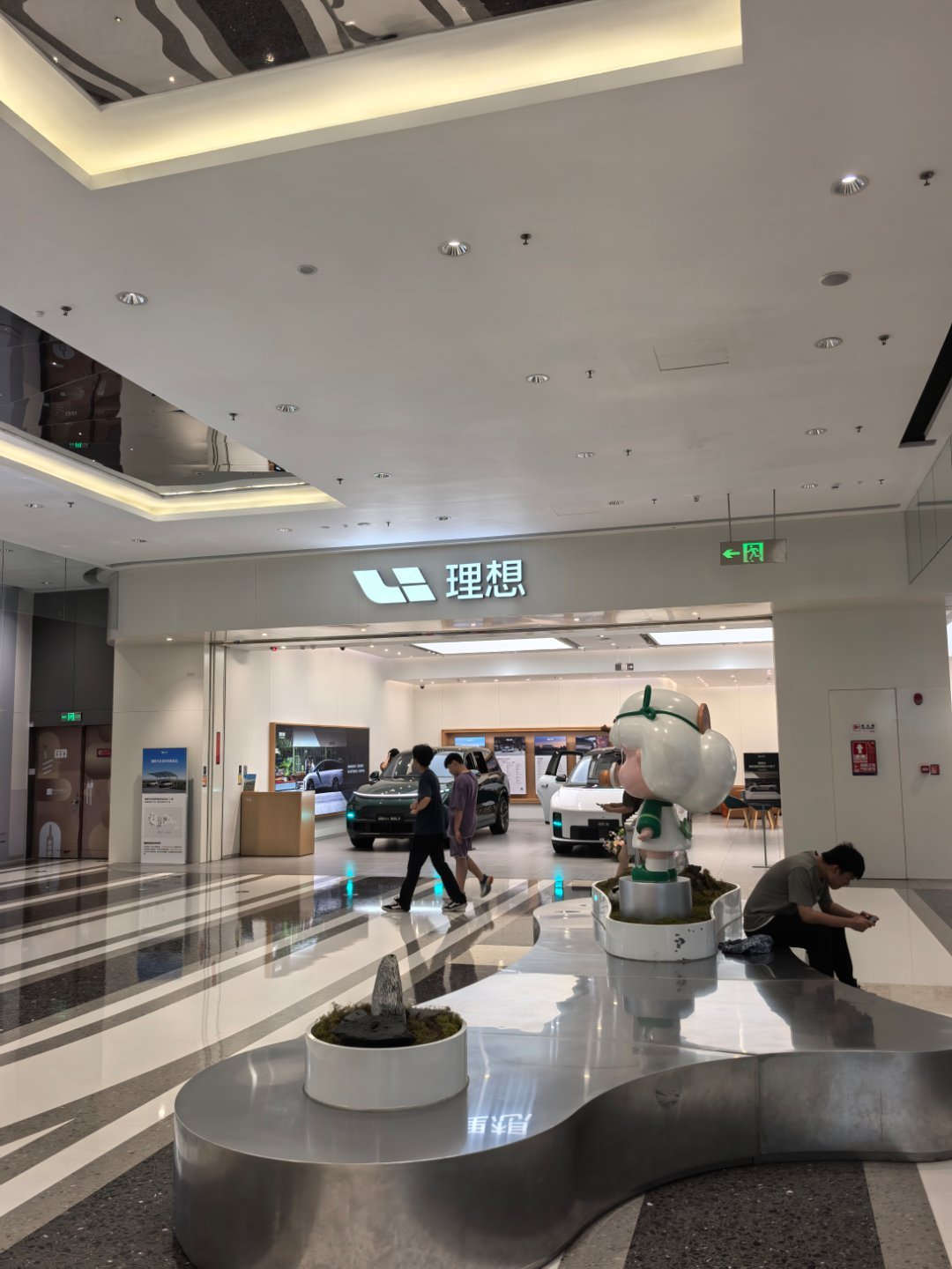乐道对面就是理想静态体验了一下理想i8（销售说试驾还得8月以后）首先这里我觉得节