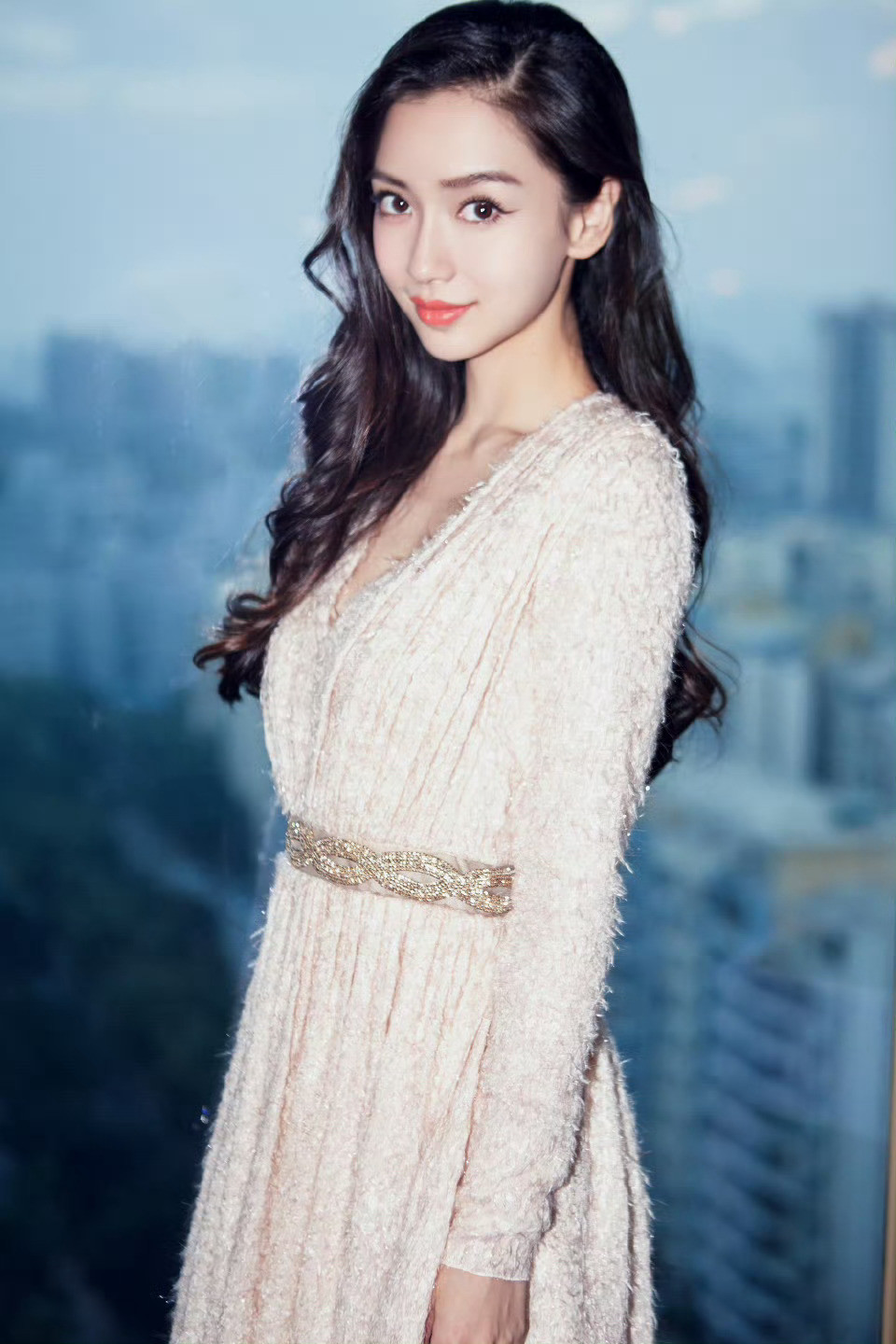 angelababy杨颖晚上好呀!今日猜猜看👉这是boss颖参加的什么