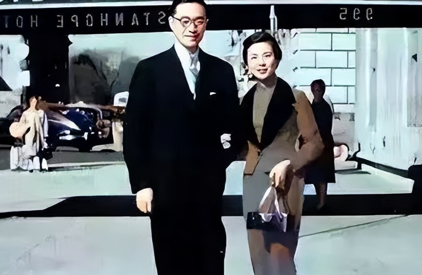 1954年，一富家小姐拿出“私房钱”，对一穷小子说：“你没钱没事，我有！咱们马上