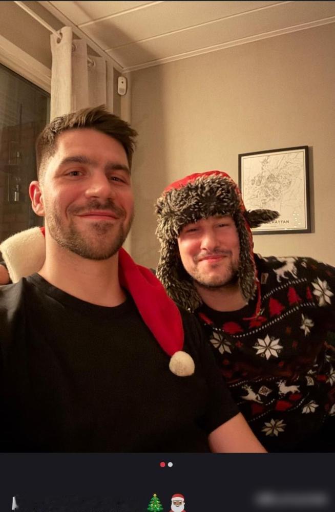 弗兰西斯卡队长在瑞典过圣诞节，和大舅哥卡尔森在一起。德国和瑞典联姻是传统，这两个