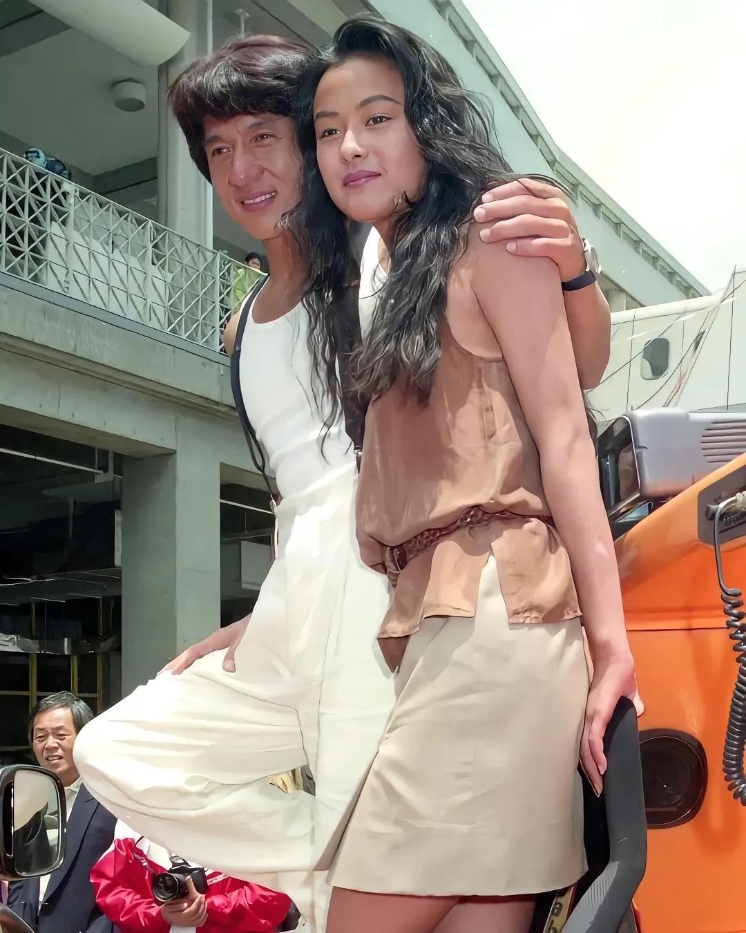 1993年，成龙和一位美女在一起的合影，不知道这位是谁？