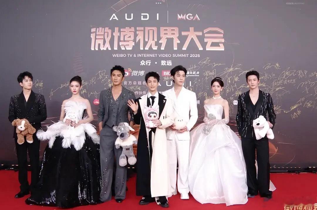 林允跟陈瑶的头真的好小！！​​​