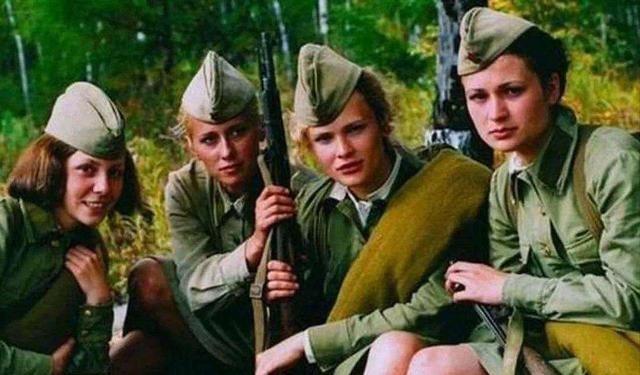 1945年，一个苏联女兵看到一个日本战俘英俊潇洒，她悄悄对男人说：“如果你答应和