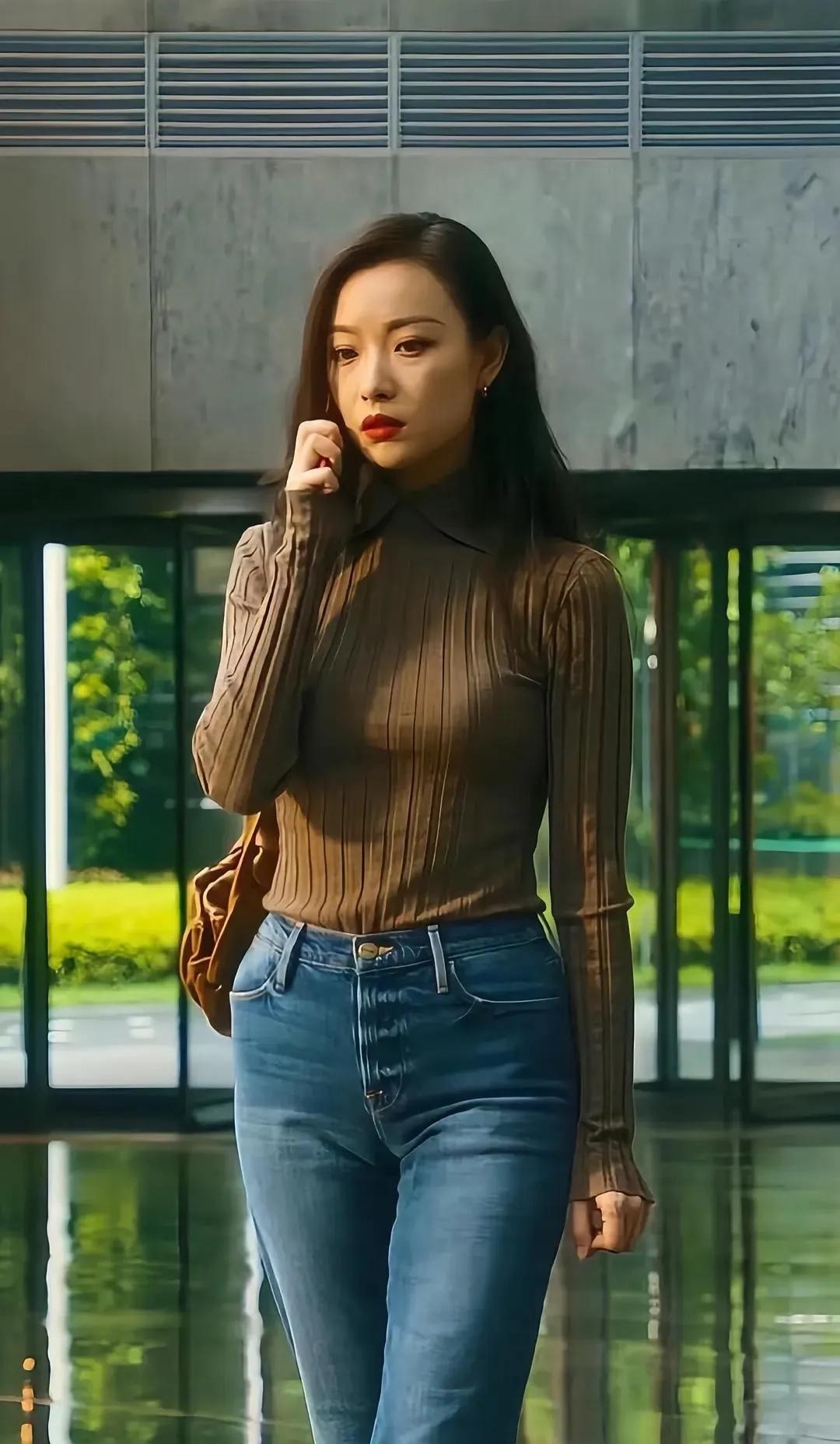 倪妮才是牛仔裤的神吧👖棕色针织衫+蓝色牛仔裤，简单又高级，把身材比例和