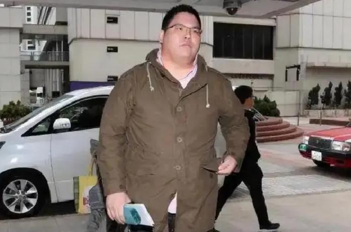 最近，香港影视界大亨向华强的一段公开视频，把他家的私事摆到了公众面前。视频里，这位见惯大风大浪的大佬