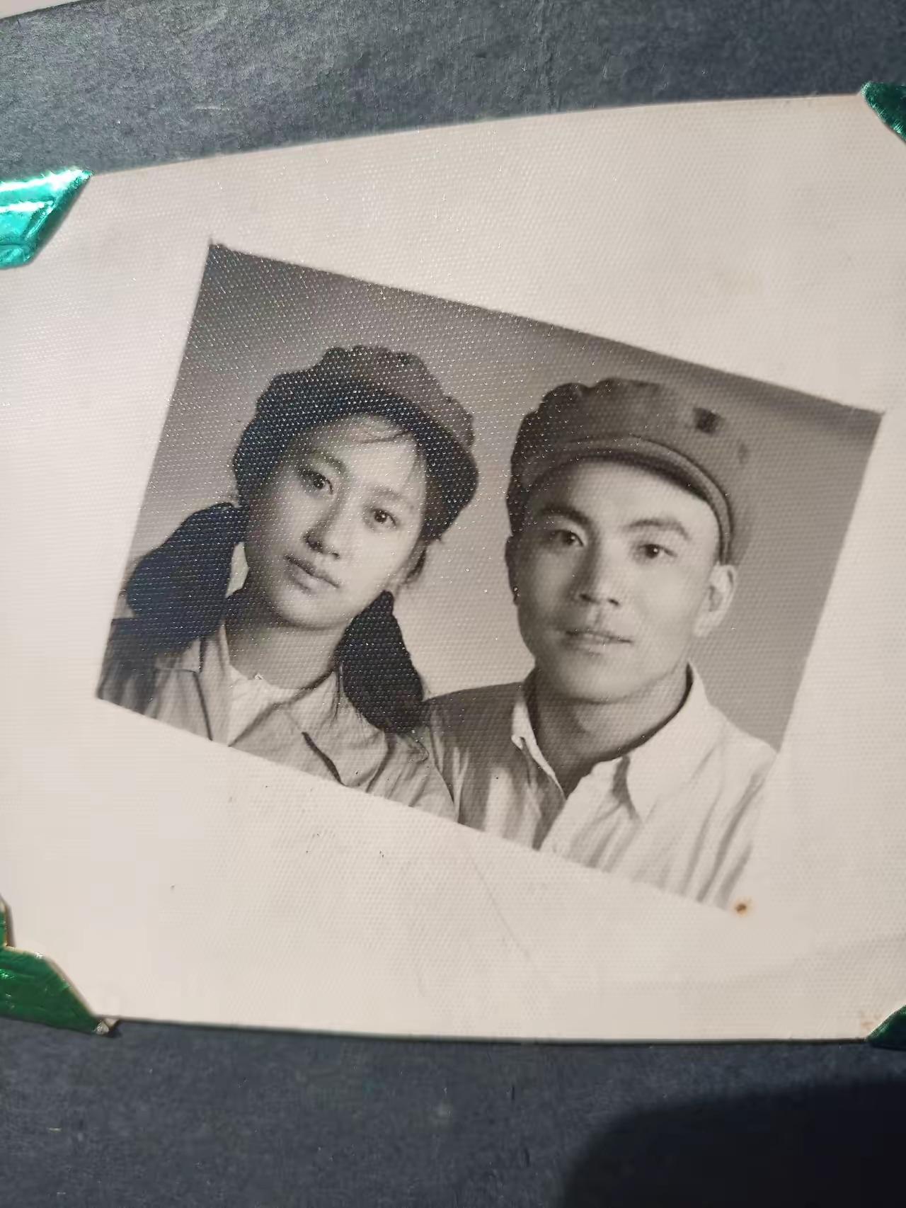 我妈妈是最能忍辱负重的人。她有文化长得也漂亮，出征朝鲜，被当时身为解放军团长的爸