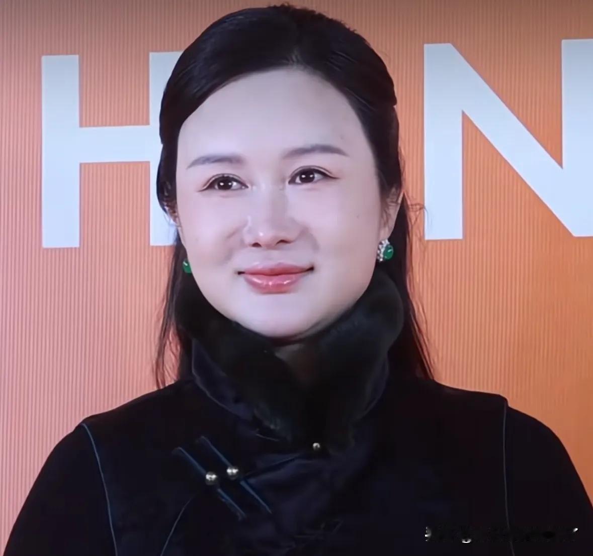张纪中的小娇妻算是把老张给拿捏了……她比张纪中的闺女还小四岁，比张纪中小30岁