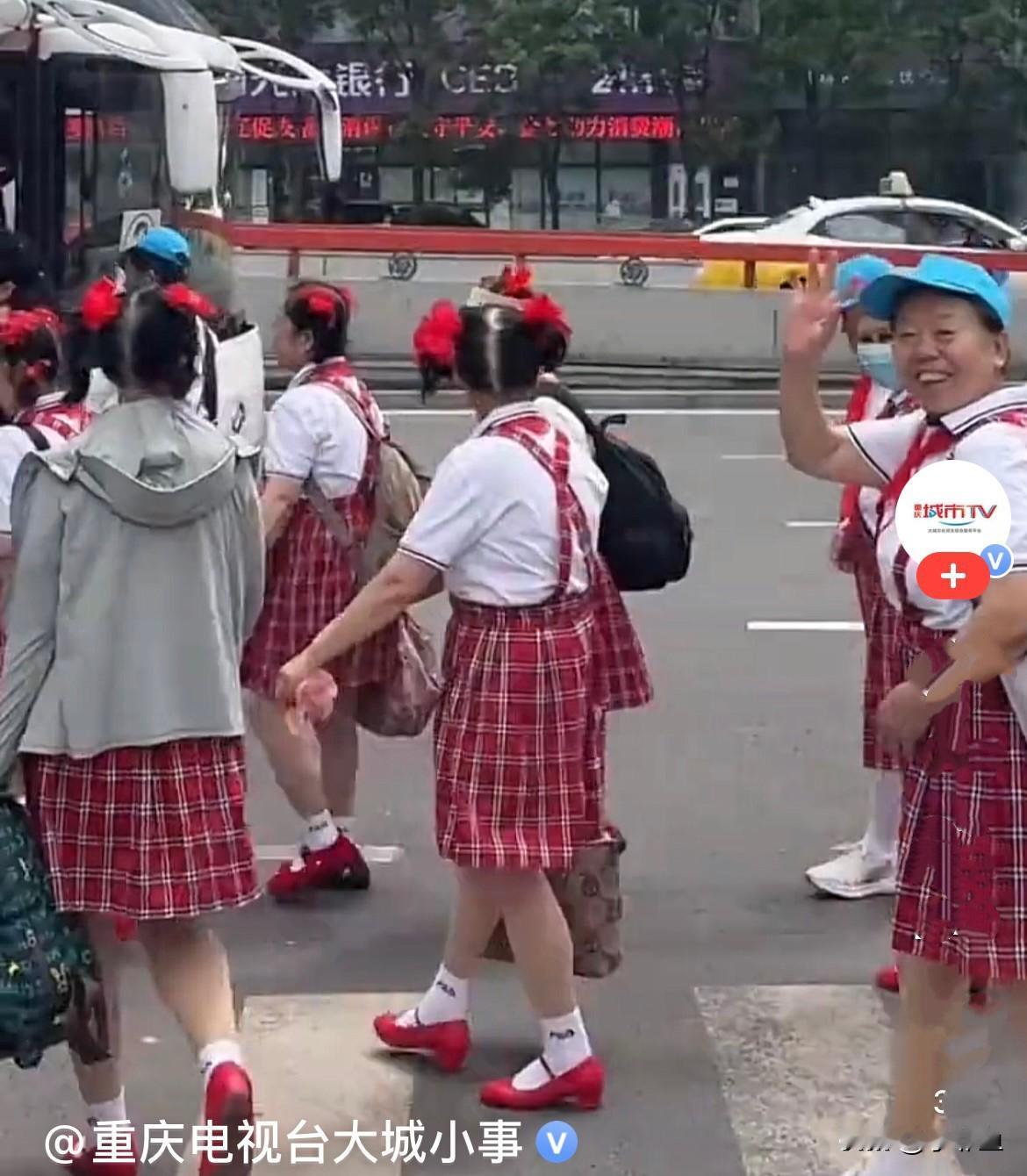 近日，辽宁沈阳街头出现了一群头发花白的大爷大妈，穿着学生服，胸前飘着鲜艳的红领巾