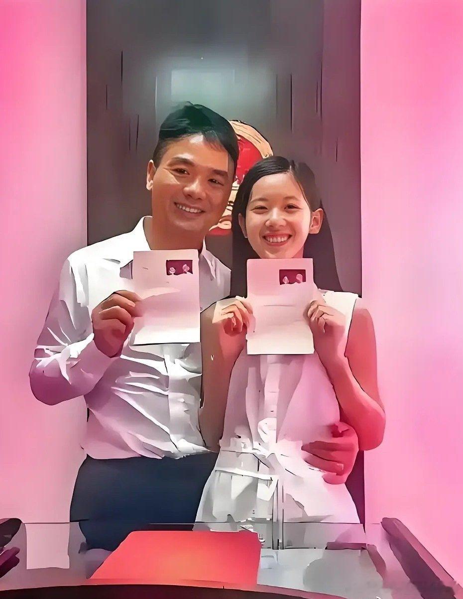 刘强东与章泽天领取结婚证时的一幕，当时刘强东41岁，奶茶妹22岁，俩人相差19岁。​