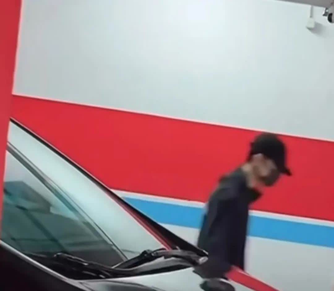 妈呀，任少白需要这么瘦吗？少白最近简直是瘦成一道闪电了，整个人好单薄啊，感觉风再