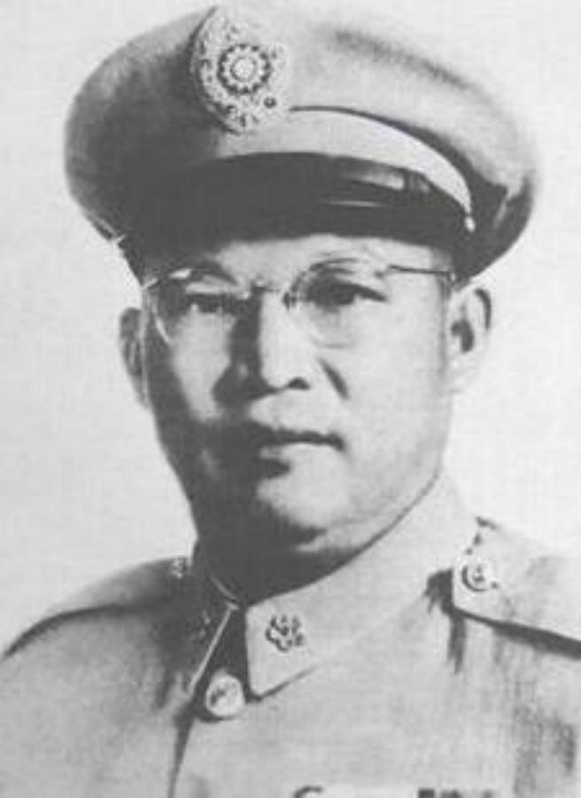 1938年6月17日，武汉江边刑场，暴雨如注。一个浑身泥水的将军挺直腰杆，冲