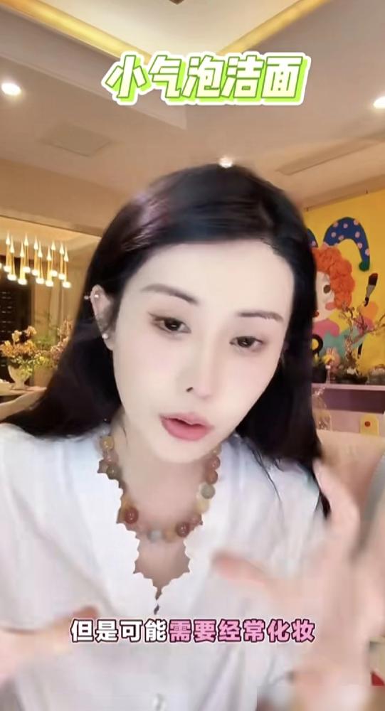 1000万粉色劳斯莱斯，韦雪开回了广西农村老家。当年北漂洗头妹，如今身价过亿女老