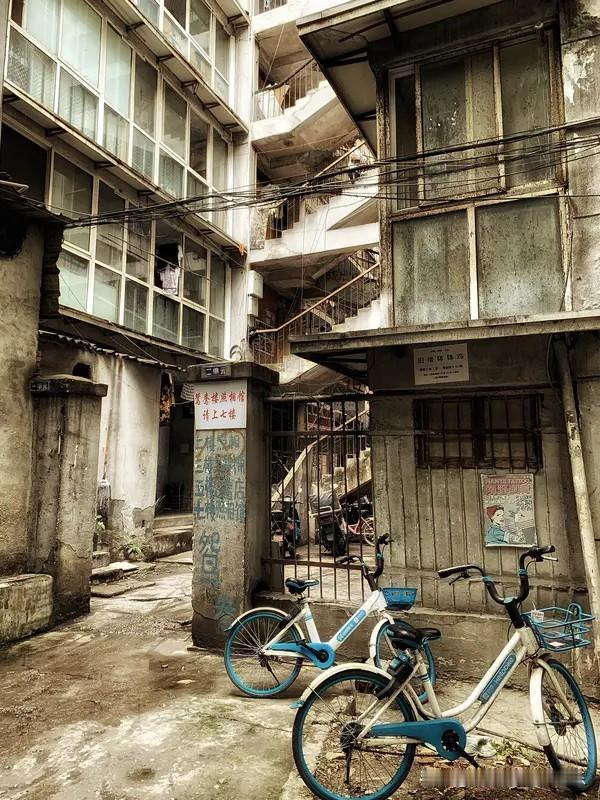 主城区的那些老破小小区指望原拆原建来逆天改命，也是小概率的事情，超过9成9的小区