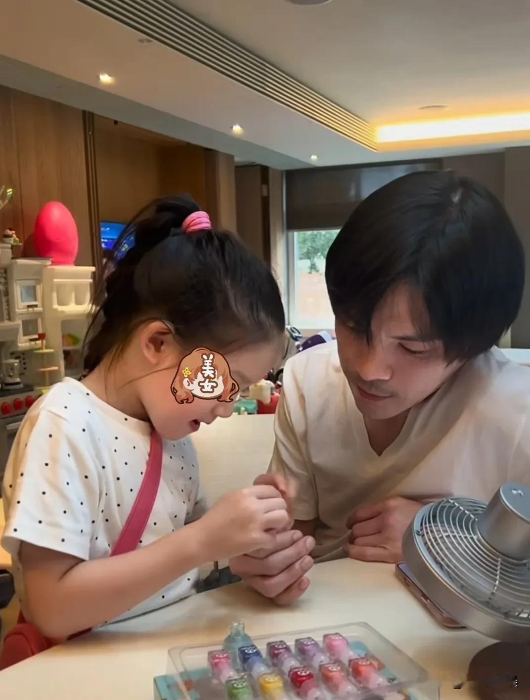 向佐罕见晒出女儿向芷的正面照，感叹郭碧婷的基因太好了了，女儿完全是高度复制妈妈，