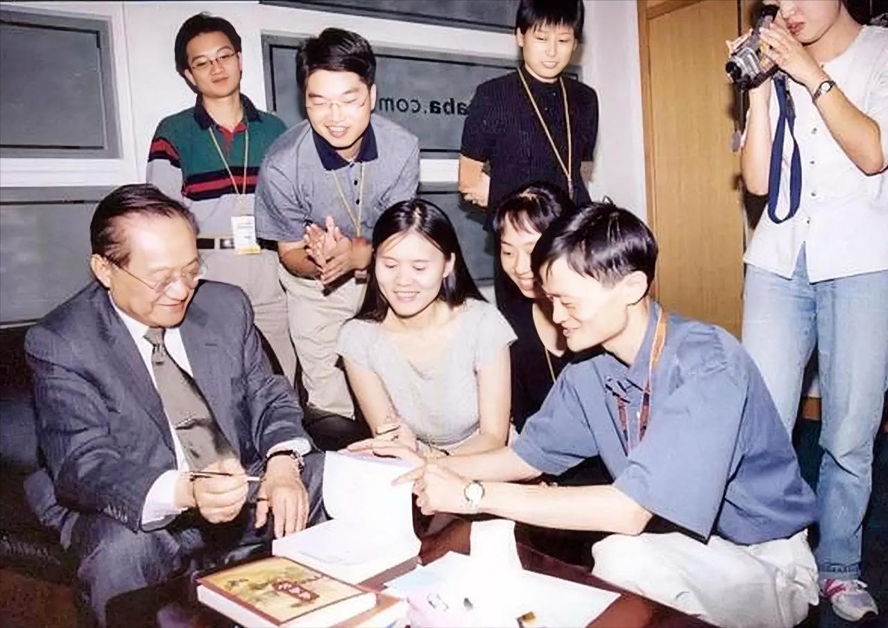 2000年，马云第一次见到偶像金庸，特别兴奋，就想让金庸给他签个名，但没想到金庸