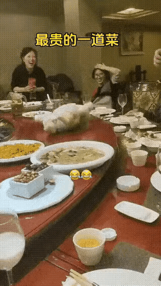 大家看看这个视频，这是一个宝贝的百日庆典，亲朋好友正在祝福宝贝，家长把宝贝放在饭