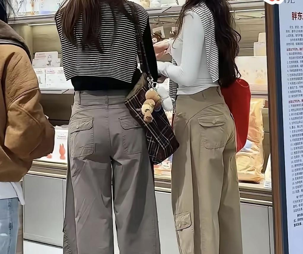 小区里有这么一对夫妻，表面上看恩爱非常，整日形影不离。实际上，很多人都清楚，他们