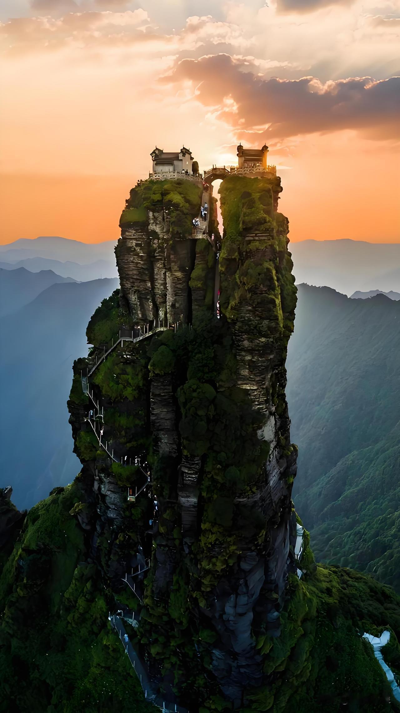 西江月·登梵净山踏破武陵苍莽，直登净土云端。天桥横断两峰寒，万丈深渊俯瞰