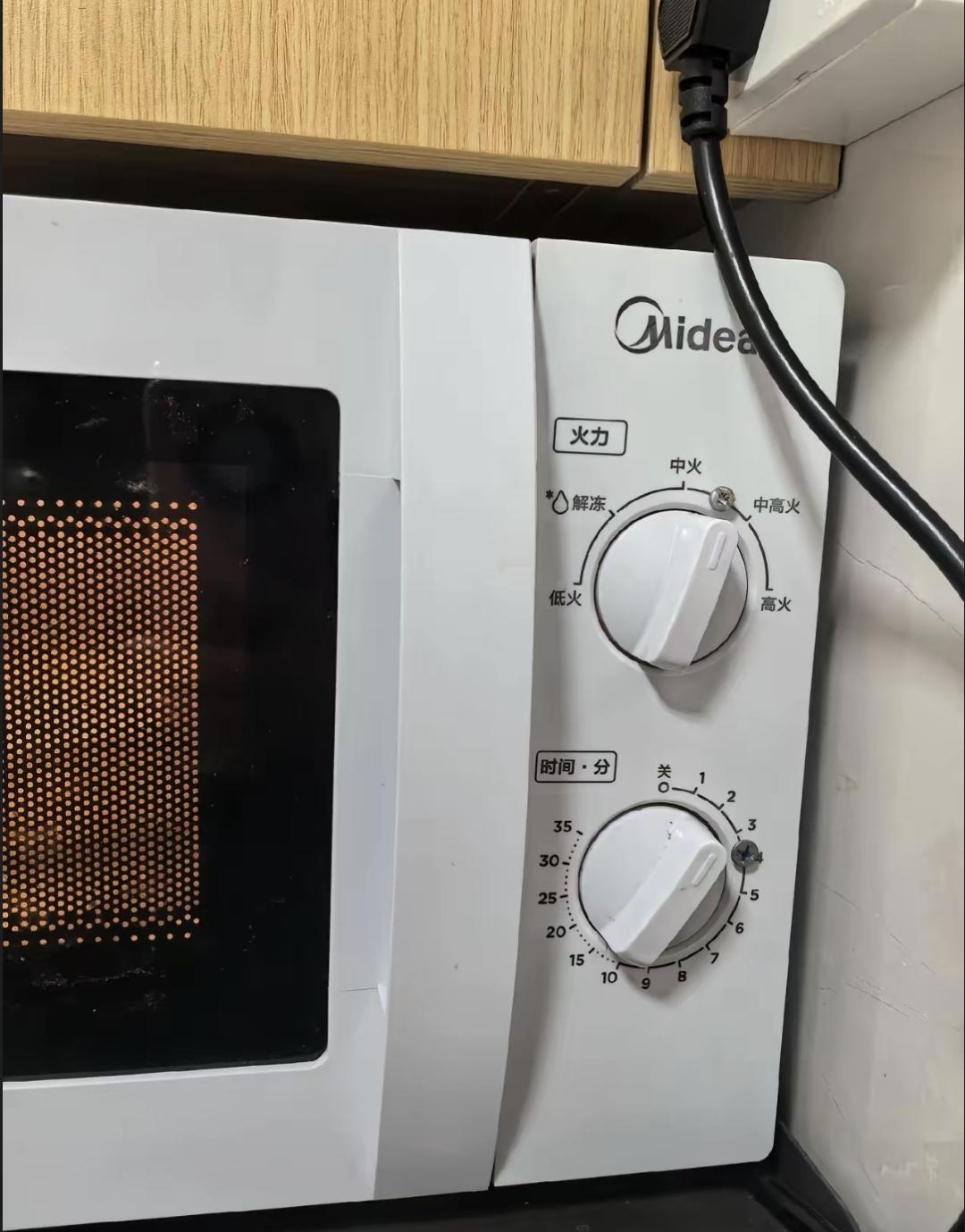 住院部的微波炉天天抢，早上热个饭得等半小时。有人拿来煲汤烤红薯，转盘上全是油和饭