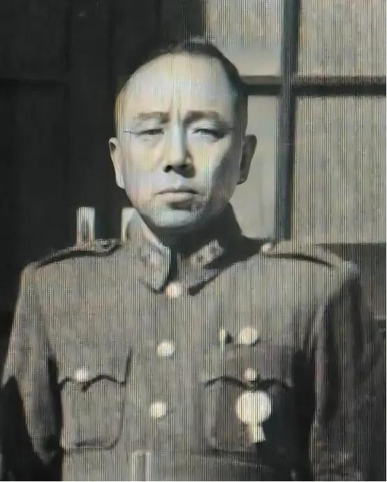 1940年，李守维在黄桥战役中溺水而死，好友冷欣便“强娶”了李守维的妻子马邦贞，