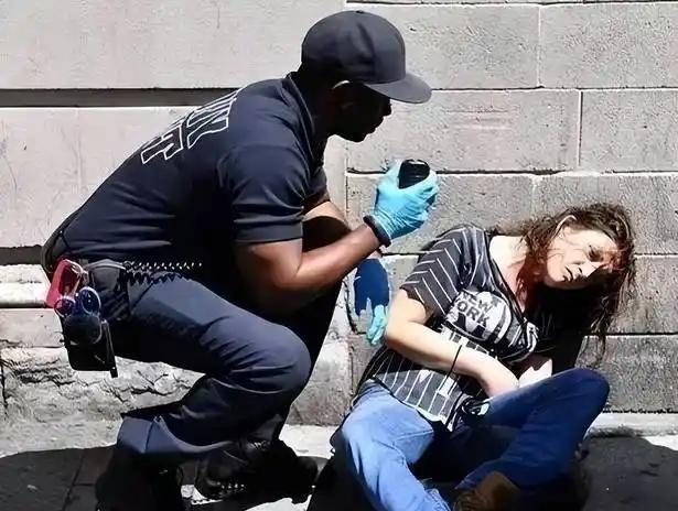 什么是芬太尼？为何美国如此惧怕？芬太尼是一种人工合成阿片类药物，镇痛效力