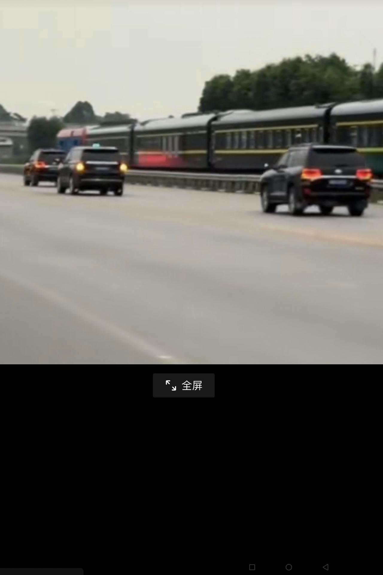 越南客人访华后，从广西乘火车回国。仔细看了看，这火车的外观很像我们30多年前成