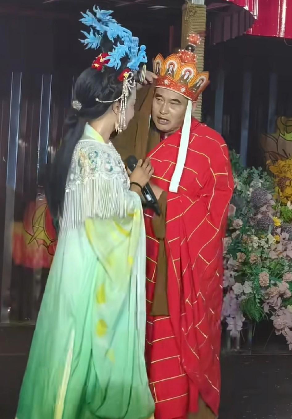 都说大衣哥人憨厚，可这次他直接掀了桌子。山东临沂那个景区请他唱歌，他一口回绝，