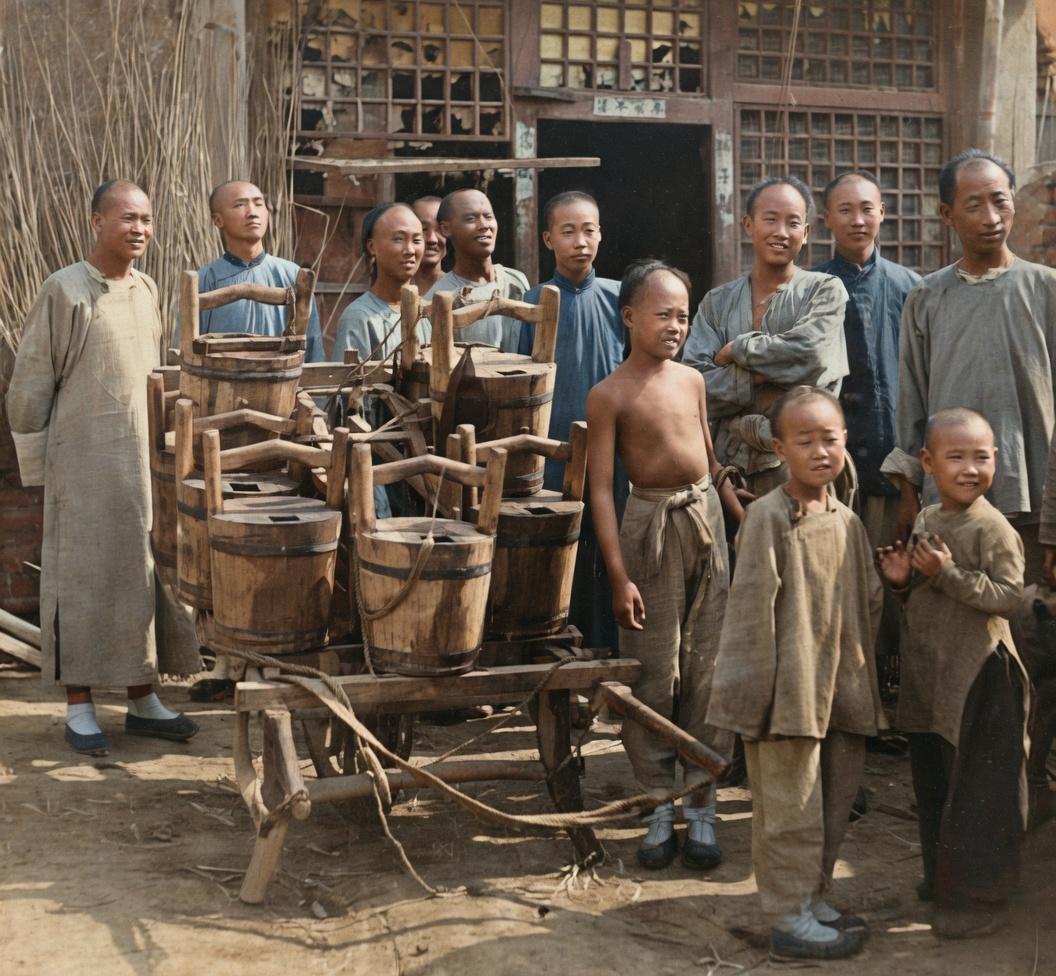 清末，天津，左侧男子穿长衫，大概率是水夫掌柜、井窝子主，其余大多穿短打衣裤，神态